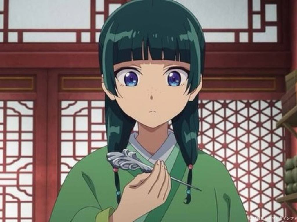 Maomao de Los diarios de boticaria mirando la horquilla que le regala Jinshi